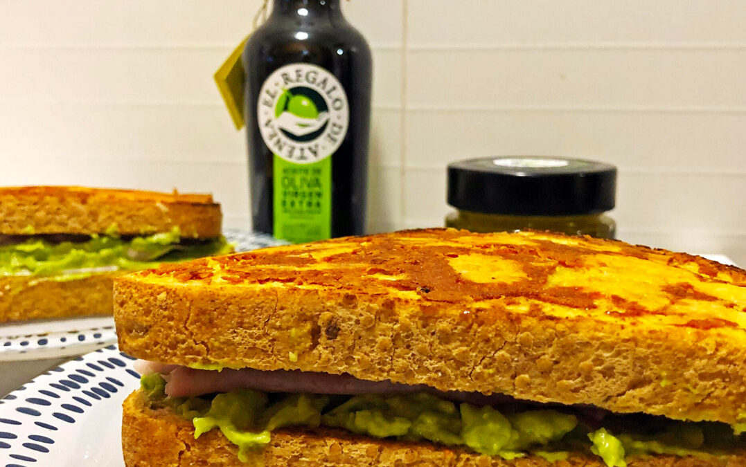 SANDWICH DE AGUACATE CON JALEA DE AOVE Y QUESO